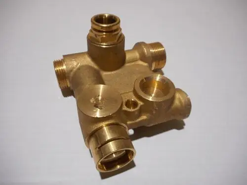 Hydraulisches Bauteil in Messing-Optik mit mehreren Anschlussmöglichkeiten, wahrscheinlich von Remeha, zur Verwendung in Heizungsinstallationen.